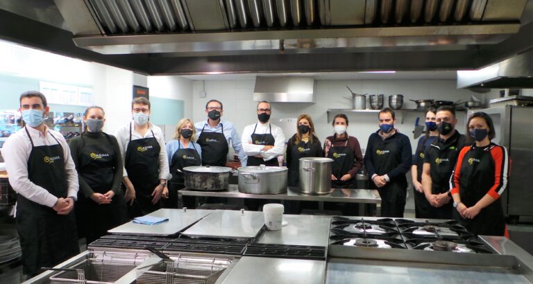 Los jóvenes de ASIMA cocinan un guiso de alubias blancas para los usuarios del comedor social Zaqueo