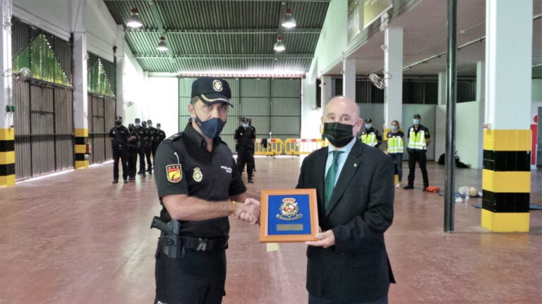 El Cuerpo Nacional de Policía entrega una placa de agradecimiento al presidente de ASIMA