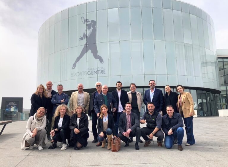 ASIMA jóvenes y empresarios de Mallorca visitan la Rafa Nadal Academy en Manacor